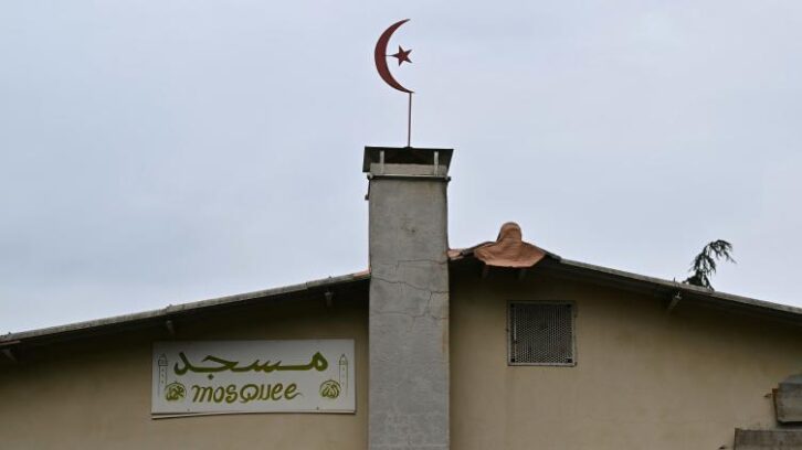 Image à la une de Au troisième jour, la traque du meurtrier de la mosquée du Gard se poursuit