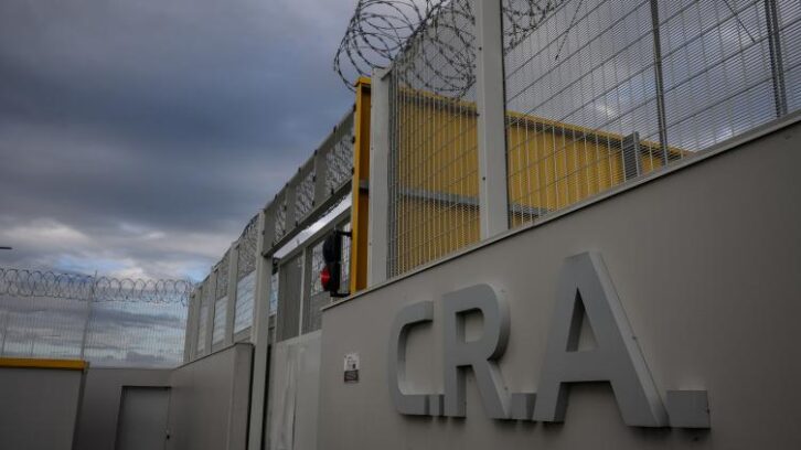 Image à la une de Moins d’étrangers en situation irrégulière placés en rétention, mais plus longtemps