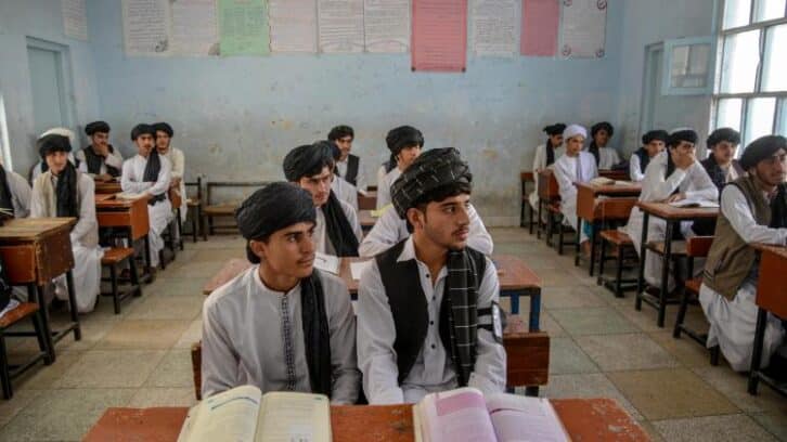 Image à la une de Tuniques et turbans: les élèves afghans sommés de s’habiller en petits talibans