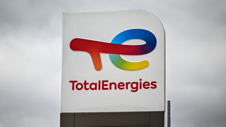 Image à la une de TotalEnergies: fort recul du bénéfice net au premier trimestre, croissance de la production d’hydrocarbures et d’électricité