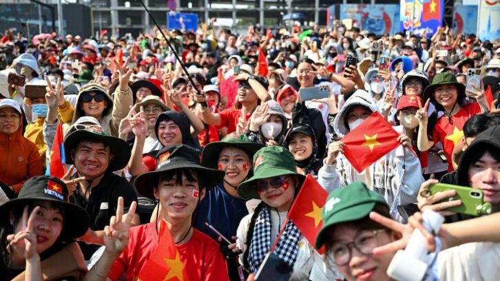 Image à la une de “Magnifique leçon”: les jeunes Vietnamiens conquis par la parade des 50 ans de la chute de Saïgon