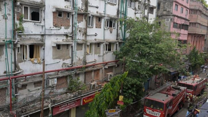 Image à la une de Inde: 15 morts dans l’incendie d’un hôtel vétuste à Calcutta