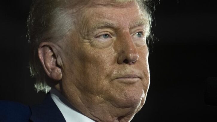 Image à la une de Trump met sur le dos de Biden le recul du PIB américain au premier trimestre