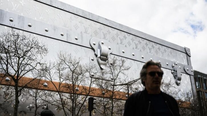 Image à la une de Paris: des élus saisissent la justice contre la malle géante Louis Vuitton sur les Champs-Elysées