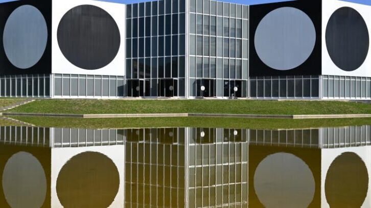 Image à la une de Affaire Vasarely: la mise en examen de la principale suspecte annulée, mais les saisies d’oeuvres validées