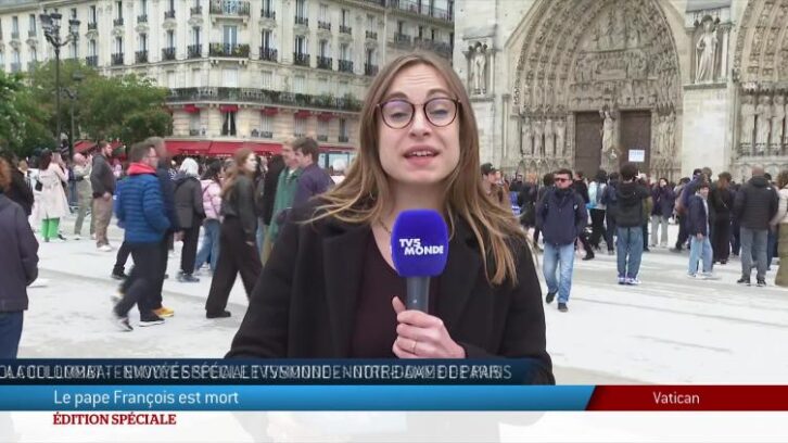 Image à la une de Mort du pape François : devant Notre-Dame de Paris