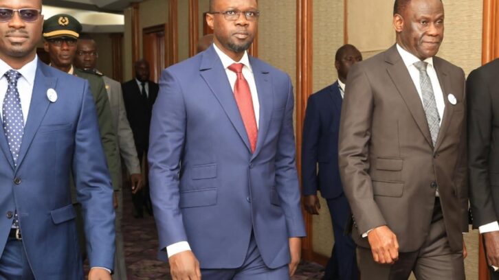 Image à la une de Ousmane Sonko, un « bagarreur » à la primature au Sénégal