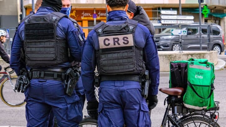 Image à la une de Algérie-France : les vrais chiffres des OQTF, au cœur de la brouille entre Paris et Alger