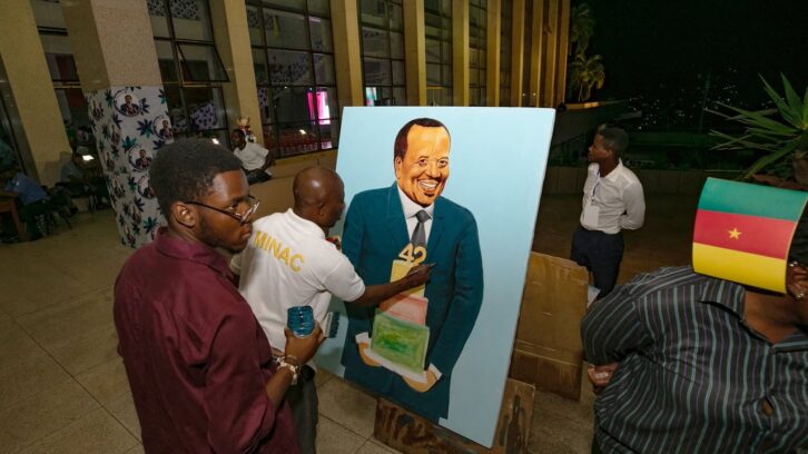 Image à la une de 100 000 jeunes pour Paul Biya : jeux d’alliances et règlements de comptes au Cameroun