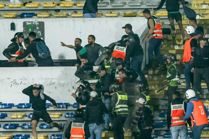 Image à la une de Au Maroc, le recours de plus en plus fréquent à l’article 507 enflamme les tribunes des stades de football