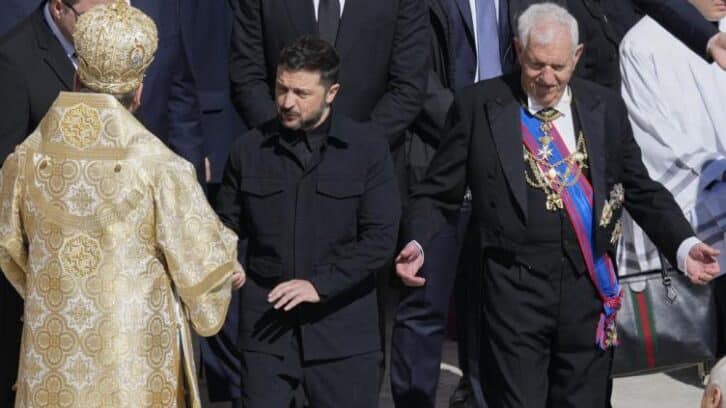 Image à la une de Volodymyr Zelensky a rencontré Donald Trump en marge des funérailles du pape