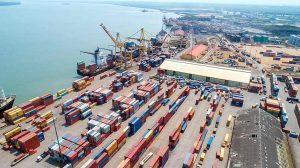 Image à la une de Coup de pouce au commerce et au désenclavement : un financement additionnel pour le projet de corridors Madagascar-COMESA