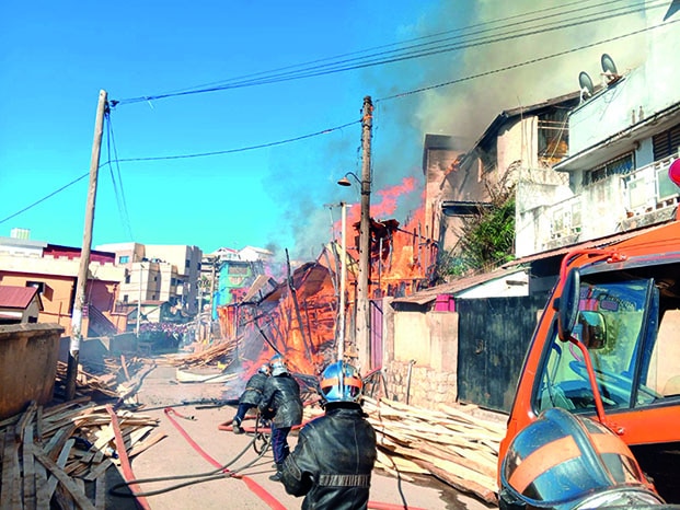 Image à la une de Incendie à Tsarahonenana – Un mort, une blessée grave, une polémique sans fin 