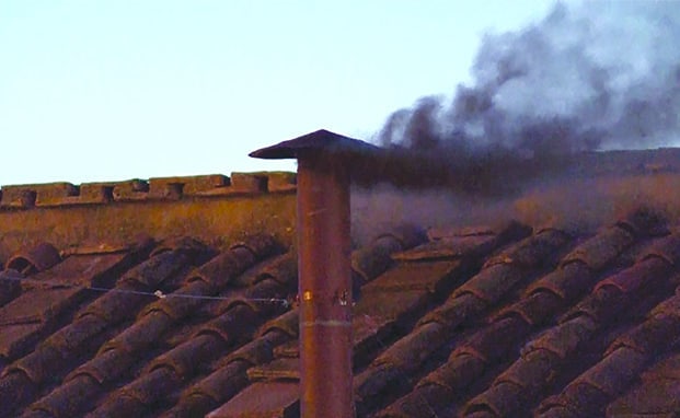 Image à la une de Conclave au Vatican – La fumée noire au 1er tour