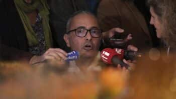 Image à la une de Kamel Daoud, l’auteur de “Houris”, visé par deux mandats d’arrêts internationaux