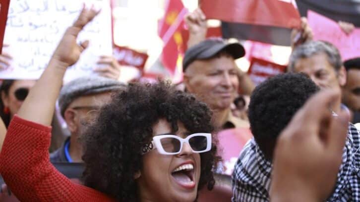 Image à la une de Des centaines de Tunisiens dans les rues de Tunis pour demander la libération de personnalités politiques