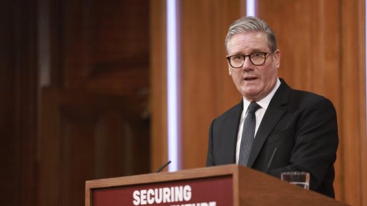 Image à la une de Sous pression, le gouvernement britannique dévoile un plan “radical” pour réduire l’immigration