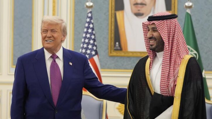 Image à la une de Donald Trump en Arabie saoudite en quête d’importants investissements