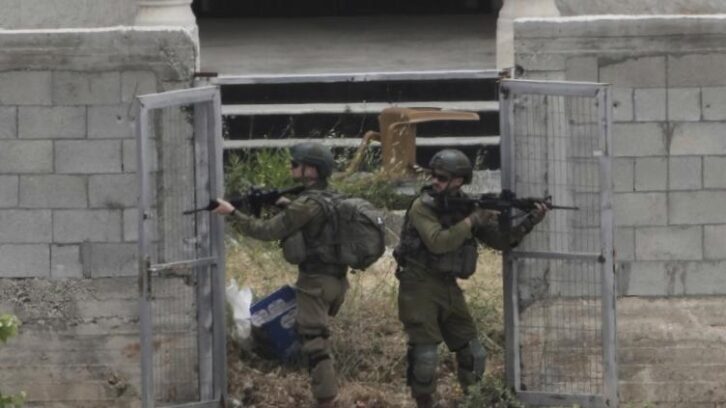 Image à la une de Vives protestations après des tirs israéliens lors d’une visite de diplomates en Cisjordanie