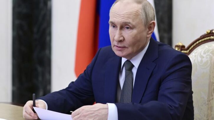 Image à la une de Le Kremlin envisage une rencontre Poutine–Zelensky, sous conditions