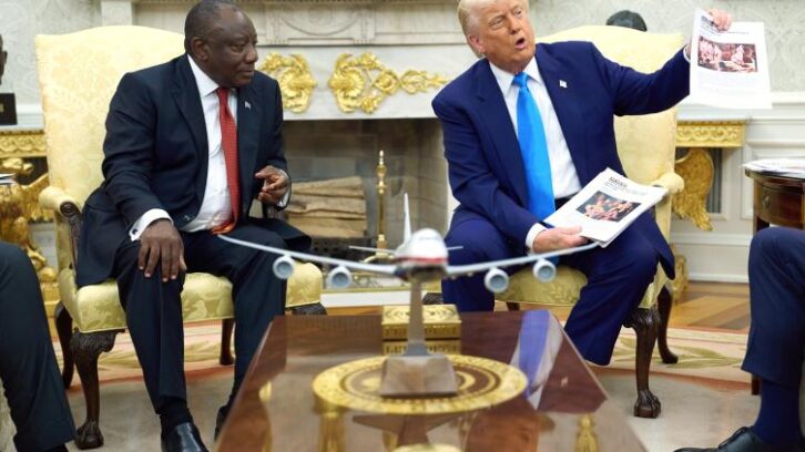 Image à la une de Trump tend une embuscade à Ramaphosa avec des accusations de “génocide blanc” en Afrique du Sud