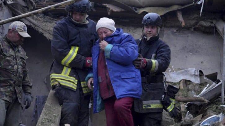 Image à la une de Guerre en Ukraine : une attaque massive sur l’Ukraine fait au moins 9 morts, avant un dernier échange de prisonniers