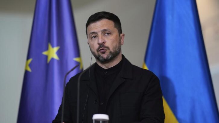 Image à la une de Zelensky dit que Moscou refuse d’envoyer son “mémorandum”, nécessaire selon lui à la tenue d’une “potentielle” réunion