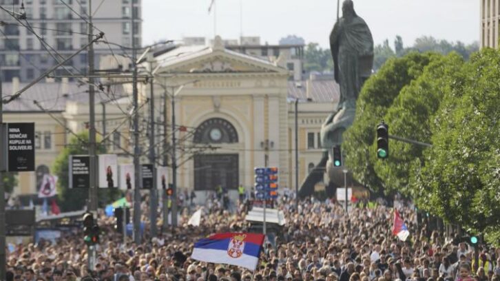 Image à la une de Serbie : des milliers de manifestants à Belgrade pour des législatives anticipées
