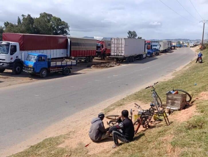 Image à la une de CIRCULATION – Stationnement dangereux de  camions à Ambohitrimanjaka