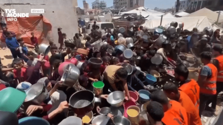 Image à la une de Gaza : des distributions dans le chaos