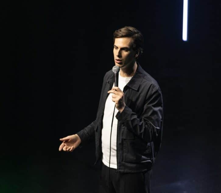 Image à la une de RODRIGUE – HUMORISTE FRANÇAIS – “Il faut éduquer le public malgache au stand-up”