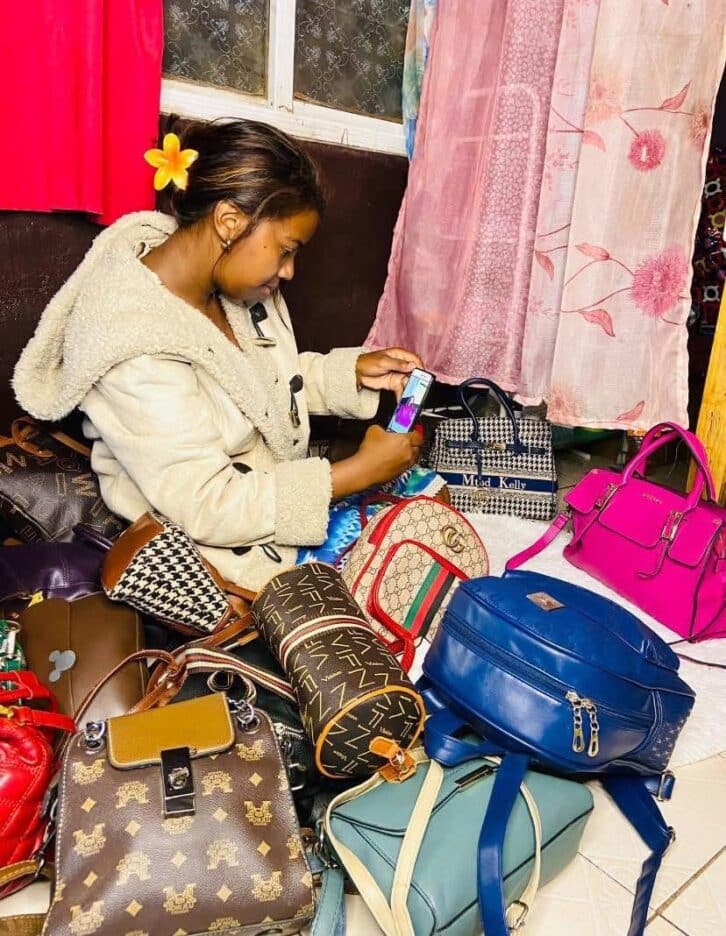 Image à la une de MARCHÉ NUMÉRIQUE  – La vente en ligne révolutionne le commerce de proximité