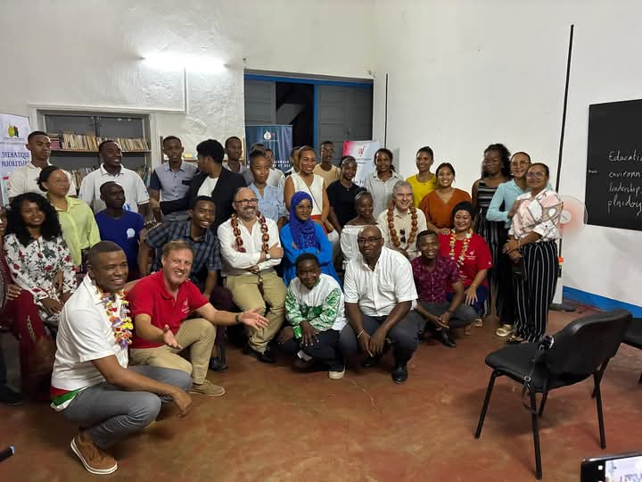Image à la une de ALLIANCE FRANÇAISE DE MAHAJANGA – L’ambassadeur de France rencontre les jeunes de Tafavori