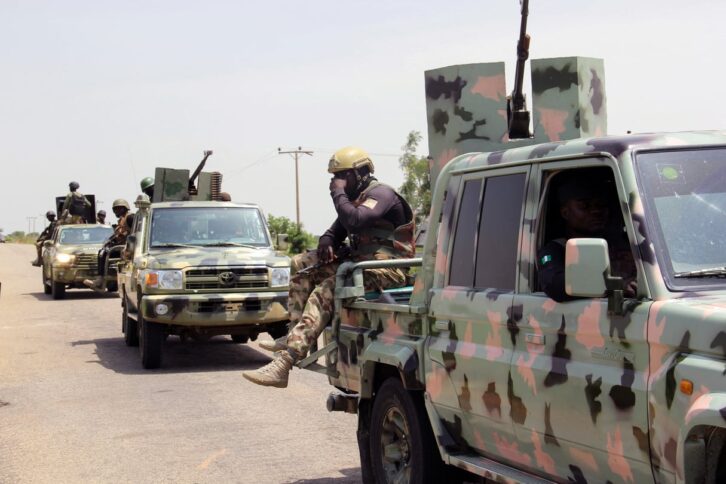 Image à la une de Plus de 30 soldats et policiers arrêtés au Nigeria pour vente présumée d’armes à des groupes armés