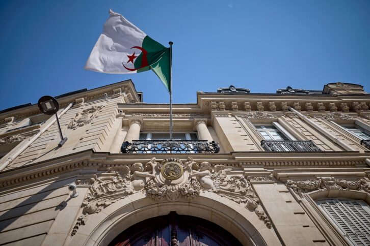Image à la une de Algérie-France : Alger réplique en exigeant aussi un visa pour les titulaires de passeports diplomatiques