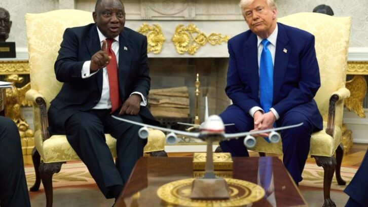 Image à la une de Afrique du sud : Donald Trump diffuse des vidéos censées soutenir les accusations de “génocide” d’agriculteurs blancs devant Cyril Ramaphosa