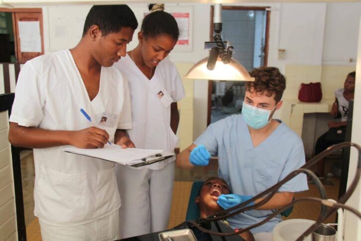 Image à la une de MAHAJANGA – Deux bourses de Mercy Ships à l’Institut Odonto-Stomatologie