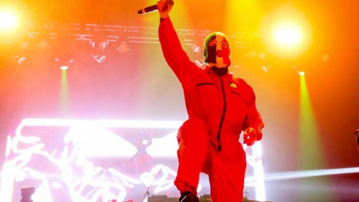 Image à la une de La police antiterroriste britannique enquête sur des vidéos de concerts du groupe de rap Kneecap