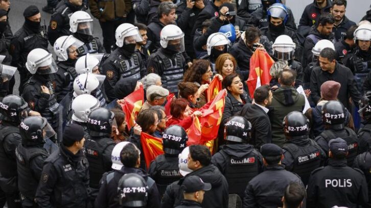 Image à la une de 1er mai: plus de 400 arrestations à Istanbul, selon une association d’avocats