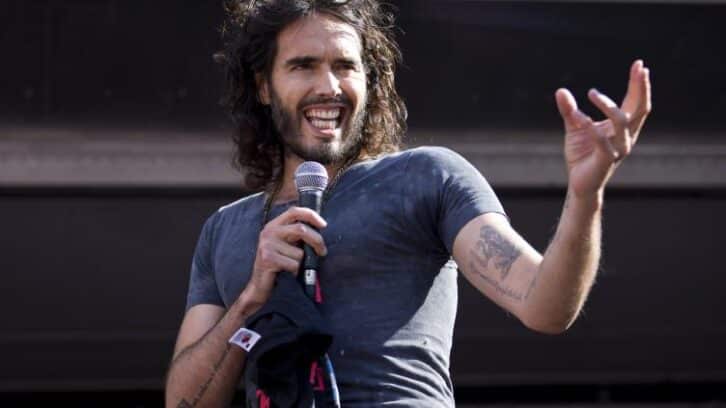 Image à la une de Poursuivi pour viols, le comédien britannique Russell Brand devant le tribunal