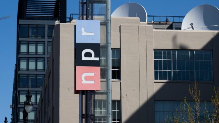 Image à la une de Trump ordonne à l’Etat de cesser de financer les médias publics PBS et NPR