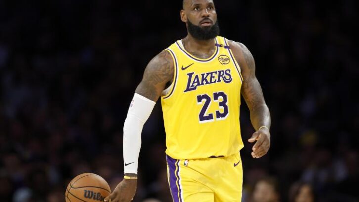 Image à la une de NBA: Doncic, LeBron, un nouveau pivot, les défis des décevants Lakers