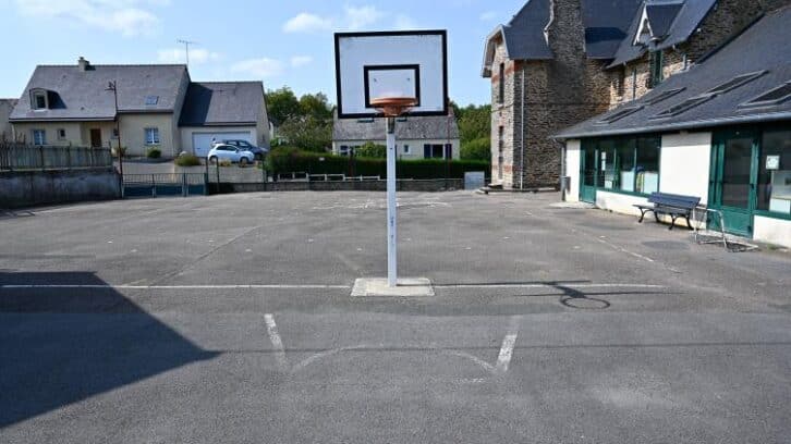 Image à la une de Macron va lancer une convention citoyenne sur les temps de vacances et les horaires scolaires