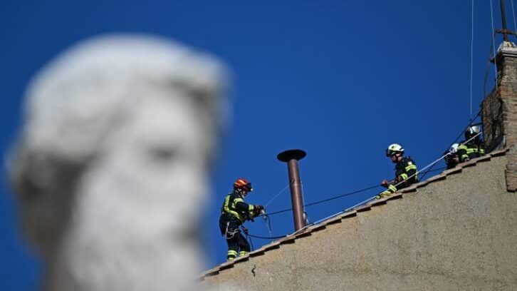 Image à la une de Election du pape: les travaux battent leur plein à la chapelle Sixtine