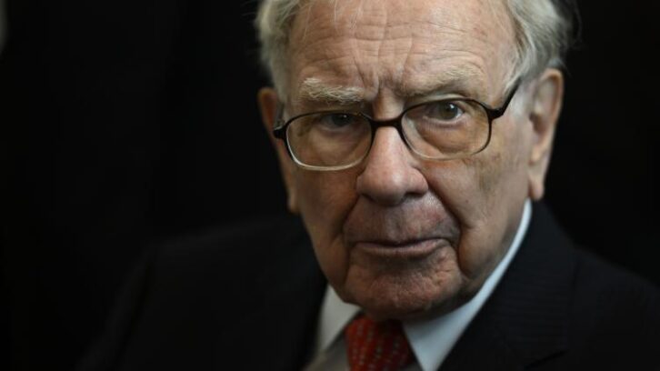 Image à la une de Warren Buffett, investisseur de légende et milliardaire aux goûts simples