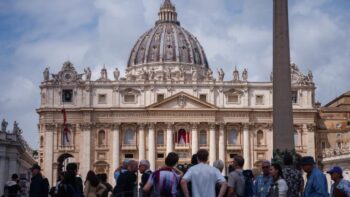 Image à la une de Les cardinaux emménagent au Vatican à la veille du conclave