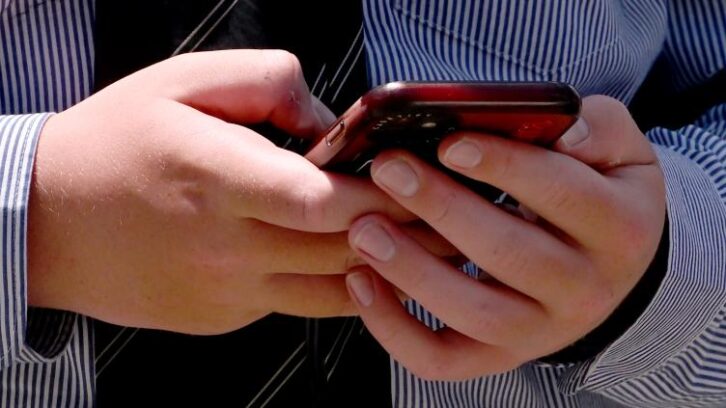 Image à la une de Nouvelle-Zélande: le Premier ministre veut interdire les réseaux sociaux aux moins de 16 ans