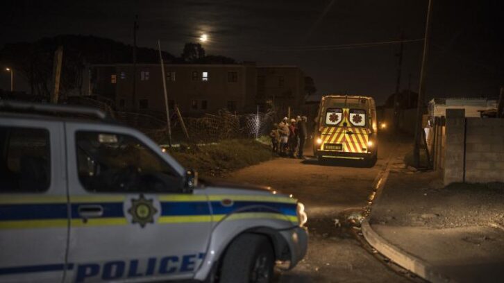 Image à la une de Au Cap, les ambulanciers “prient” avant d’intervenir dans les quartiers chauds
