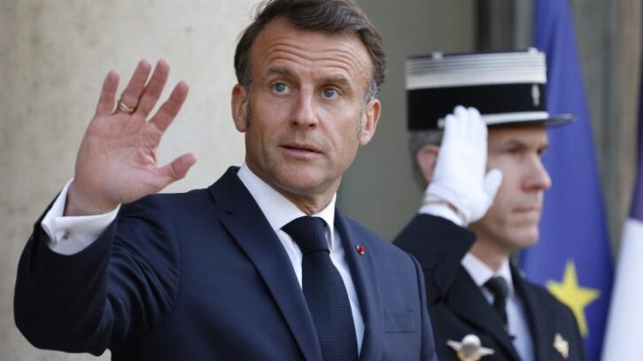 Image à la une de Macron de nouveau sur tous les fronts, comme si de rien n’était