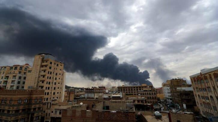 Image à la une de Israël frappe l’aéroport et des centrales électriques à Sanaa aux mains des Houthis